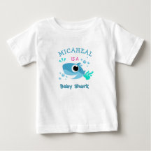 Camiseta azul de tiburón con nombre de bebé person