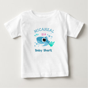 Camiseta azul de tiburón con nombre de bebé person