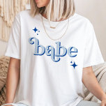 Camiseta AZUL Disco Babe Bridal Party hen fiesta Shirt<br><div class="desc">Retroceda en el tiempo con nuestra colección Retro Disco Ball Bridal Shower Invitation & Decor. Sumérjase en la nostalgia de los años 70 con arcos beige y gris mudos, realzados por fuentes purpurinas plateadas. La emblemática bola de disco retro ocupa el centro del escenario, evocando una era de glamour disco,...</div>