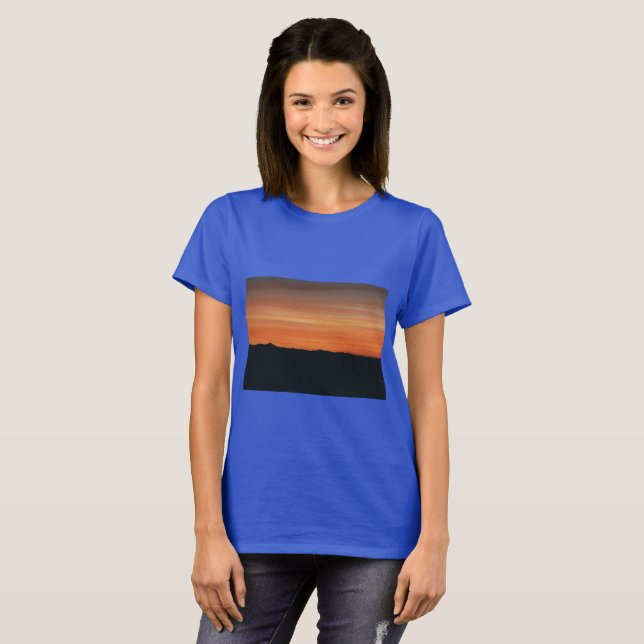 Camiseta azul real con diseño de atardecer (Anverso completo)