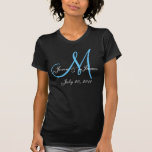 Camiseta azul y blanca de la invitación de la boda<br><div class="desc">Camiseta elegante de la invitación de la boda del monograma. Manera pequeña pero elegante de documentar su boda con su inicial,  nombres y fecha en la esquina izquierda superior de la camisa. Usted puede escoger los colores y por supuesto el personalizar con su información personal.</div>