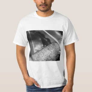 Camiseta B&W - Hormiga tejedora en una madera