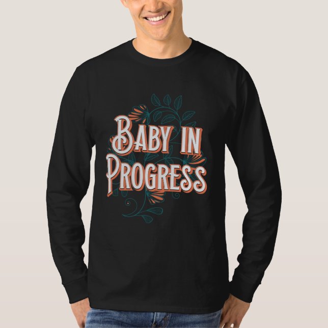 Camiseta Baby in Progress New Mom Pregnancy Announcement Mo (Anverso)