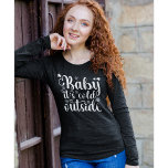Camiseta Baby its cold Outside Cute Christmas Women's<br><div class="desc">Diseño con linda tipografia Navideña con la Frase "Baby its cold Outside" en color blanco,  diseño ideal para regalar en Navidad A ese ser querido amante de los diseños de Navidad.</div>