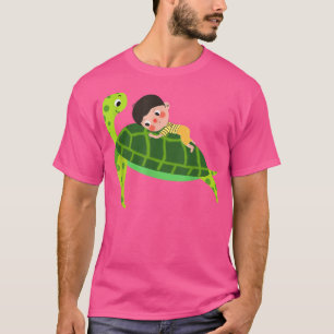 Camiseta Baby lying on the shell of a lovely green turtle