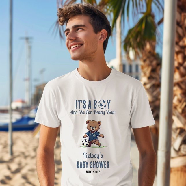 Camiseta Baby Shower, un jugador de fútbol que espera a un  (Cute Blue "It's A Boy and We Can Bearly Wait!" Teddy Bear Soccer Player Boy Baby Shower Tshirt)