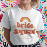 Camiseta Bachelorette<br><div class="desc">Celebra tu soltera con esta camiseta súper divertida,  que incluye tipografía groselva,  flores de margarita,  fecha personalizado,  ubicación y nombre elegante de caligrafía. Añade fácilmente tus propios detalles haciendo clic en la opción "personalizar".</div>