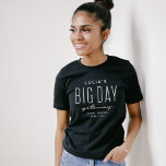 Camiseta Bachelorette fiesta de gran día escapada rosa pers<br><div class="desc">Diseñada para coordinar con la colección de bocadillos "Big Day Getaway" de Lea Delaveris Design, esta divertida camiseta de coordinación presenta un divertido pero sencillo tipo blanco personalizado para una camisa oscura y puede funcionar para cualquier escapada de la soltera de destino. Ideal para las bolsas de bienvenida o para...</div>