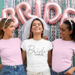 Camiseta Bachelorette personalizada de novia | Nombre perso<br><div class="desc">Haz brillar a la futura novia con esta moda y la camiseta "Bride" personalizada, con un guión elegante con un dulce detalle de corazón y su nombre debajo. Perfecto para fiestas de soltera, duchas de novias, fines de semana de boda, o como un conjunto divertido para prepararse. Cómoda, elegante y...</div>