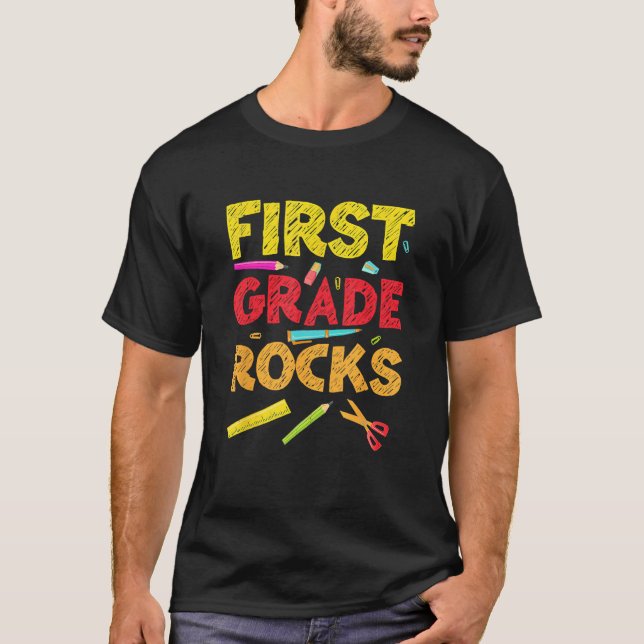 Camiseta Back To School 1st Grade Rocks Student Teacher Tea (Anverso)