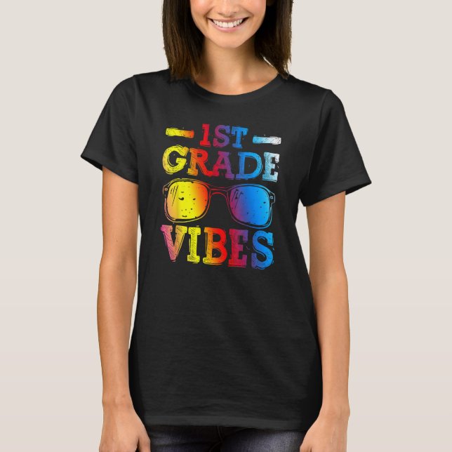 Camiseta Back To School 1st Grade Vibes First Day Teacher K (Anverso)