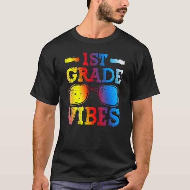 Camiseta Back To School 1st Grade Vibes First Day Teacher K (Anverso)