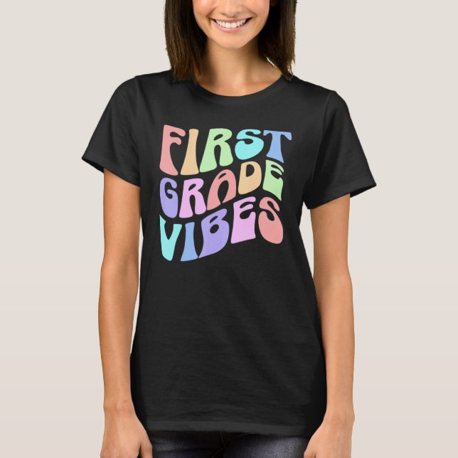 Camiseta Back to School First Grade Vibes First Day Teacher (Anverso)