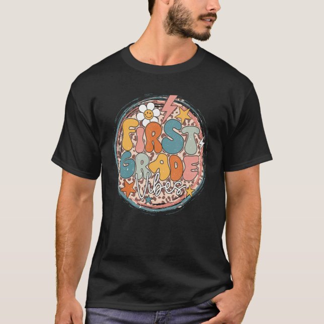 Camiseta Back To School First Grade Vibes Groovy Teacher Wo (Anverso)