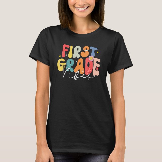 Camiseta Back To School First Grade Vibes Retro Teacher Wom (Anverso)