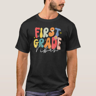 Camiseta Back To School First Grade Vibes Retro Teacher Wom