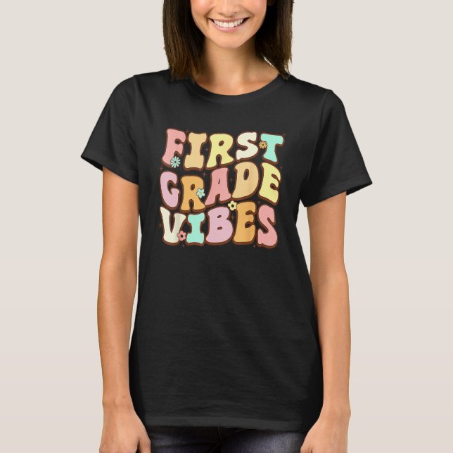 Camiseta Back To School Groovy First Grade Vibes 1st Grade  (Anverso)