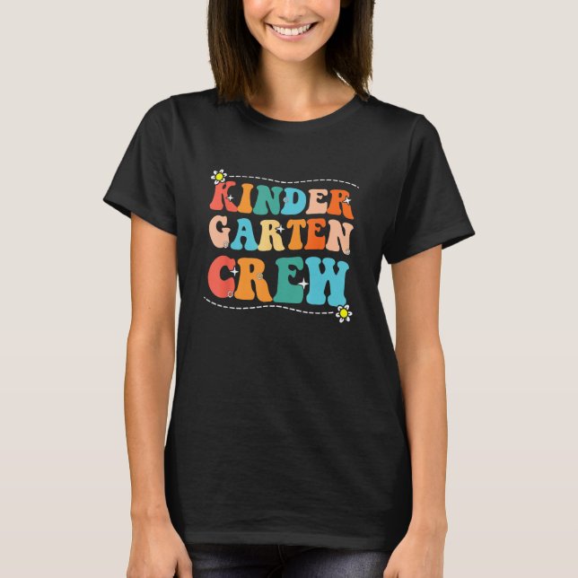 Camiseta Back To School Kindergarten Crew Groovy Retro Teac (Anverso)
