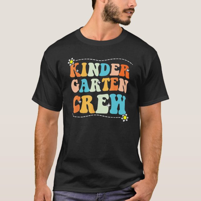 Camiseta Back To School Kindergarten Crew Groovy Retro Teac (Anverso)
