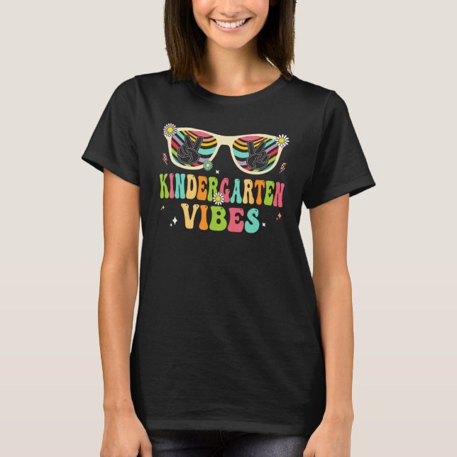 Camiseta Back To School Kindergarten Vibes Retro Teacher Wo (Anverso)