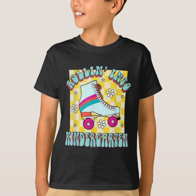 Camiseta Back To School Rolling Into The Kindergarten Groov (Anverso)