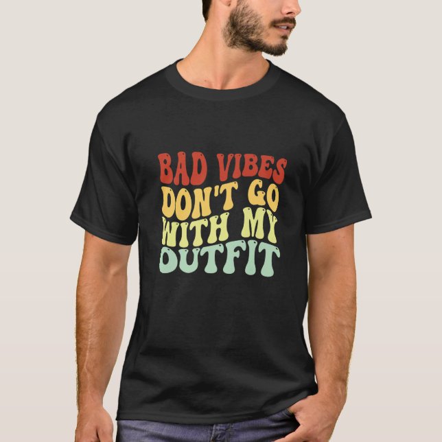 Camiseta Bad Vibes Don't Go With My Outfit Positive Message (Anverso)
