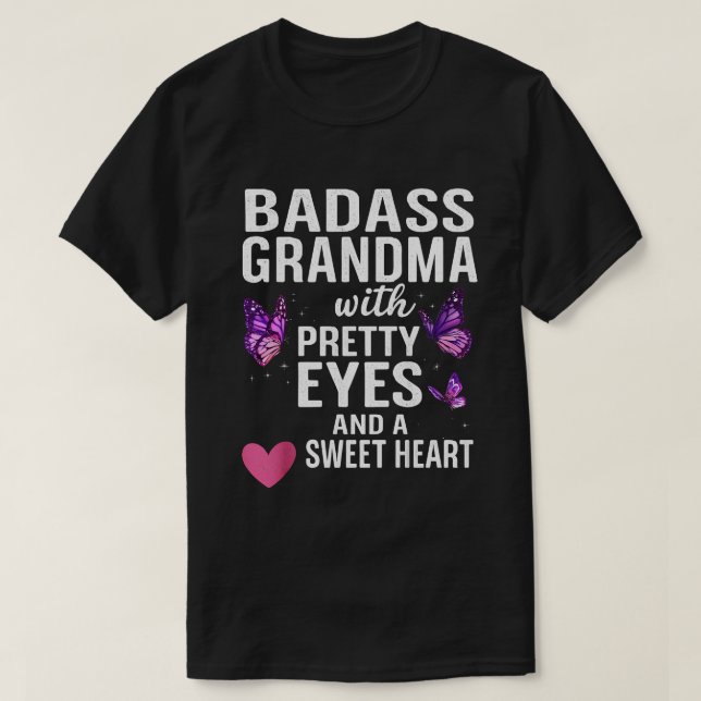 Camiseta Badass Grandma With Pretty Eyes and a Sweet Heart  (Diseño del anverso)