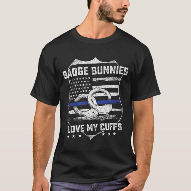 Camiseta Badge Bunnies Love My Cuffs Funny Lice Humor  (Anverso)