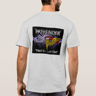 Camiseta Badge De Pathfinder-"Primero En Última Salida"