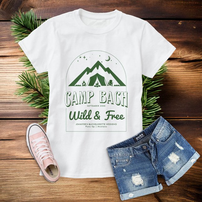 Camiseta Baile de las damas de honor del Camp Bachelorette  (camp bachelorette party forest green bridesmaid shirt gift)