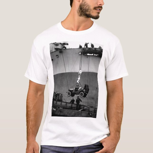 Camiseta Baje lejos.  Abajo va una imagen from_War del jeep (Anverso)