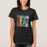Camiseta Bajemos y derby Funny Roller Derby Puns<br><div class="desc">Diseño de patinaje sobre patines Guay para los amantes del patinaje sobre ruedas, la danza y los trucos en el parque de patinaje. Mercadería de diseño retro de época de Guay para patinador de rodillos y roller de rodillos. Perfecto para chicas que juegan en equipo de roller derby. Regalo de...</div>