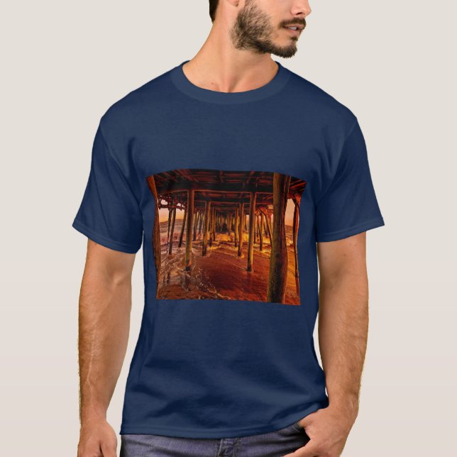 Camiseta Bajo el paseo marítimo del muelle de la playa de O (Anverso)