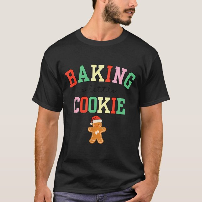 Camiseta Baking A Little Cookie Pregnant Christmas Mom To B (Anverso)