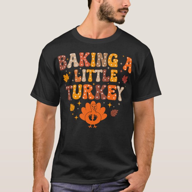 Camiseta Baking A Little Turkey Thanksgiving Pregnancy  (Anverso)