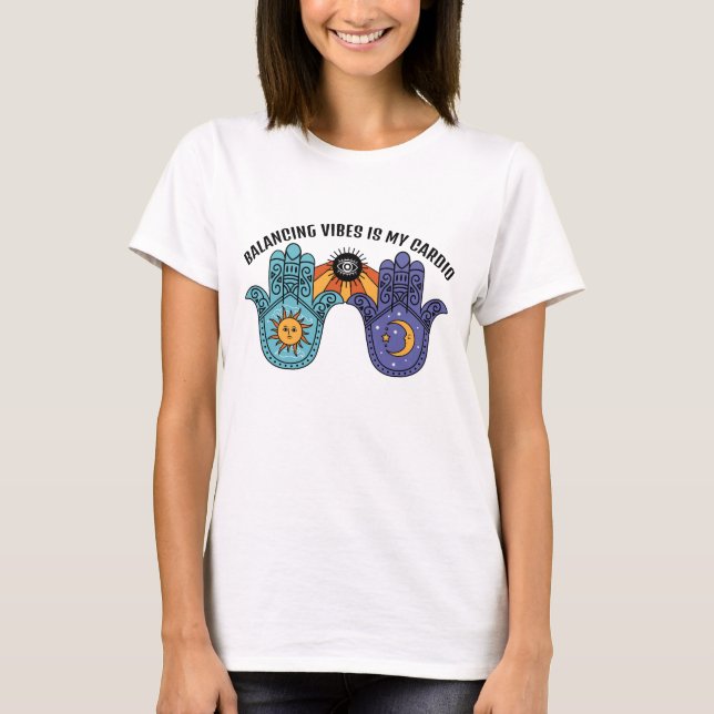 Camiseta Balancing Vibes Sun & Moon Celestial Hamsa (Anverso)