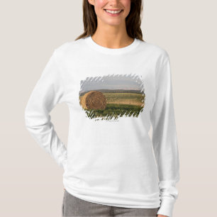 Camiseta Balas de heno en un campo con las montañas en la