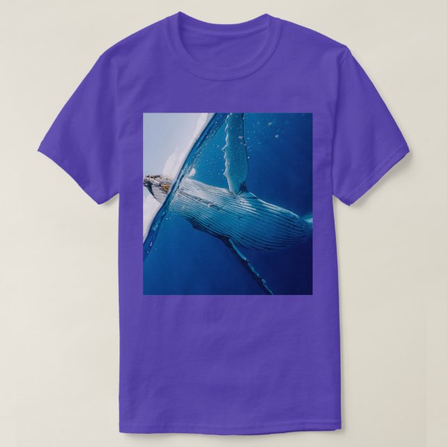Camiseta ballena azul mirando desde el agua (Diseño del anverso)