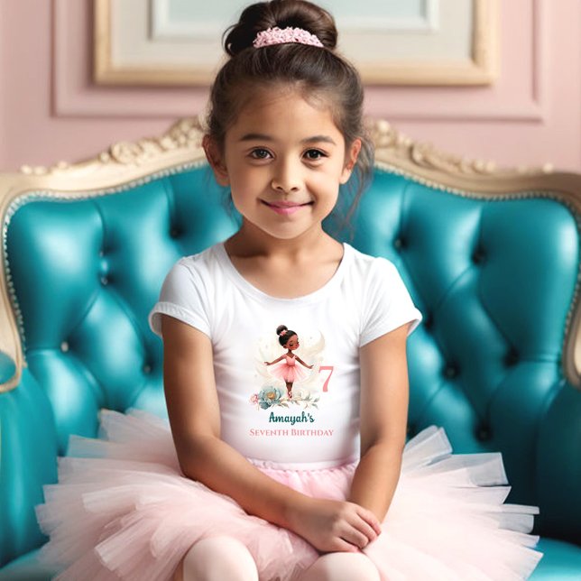 Camiseta Ballerina Chica de cumpleaños floral Verde azulada (Ballerina Dark Skin Pink Teal Floral Birthday Girl T-Shirt)