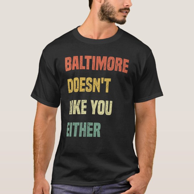 Camiseta Baltimore Doesn't Like You Either  Baltimore Maryl (Anverso)