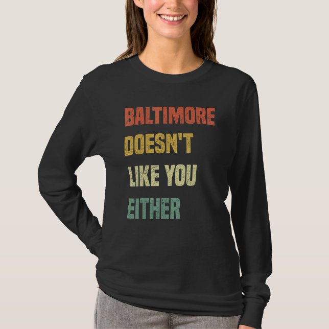 Camiseta Baltimore Doesn't Like You Either  Baltimore Maryl (Anverso)