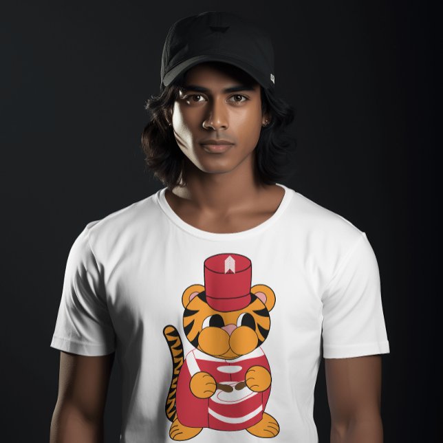 Camiseta Banda de marcha de tigres tambores rojo y blanco (A fun tshirt that has a tiger playing the drums in a red and white marching band uniform.)