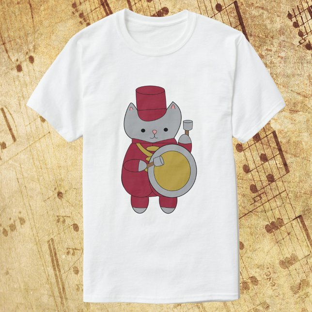 Camiseta Banda de marcha tambor de tambor de gato marrón y  (A fun shirt with gray cat playing the bass drum while wearing a maroon & gold marching band uniform)