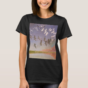 Camiseta Bandada de Ibis volando sobre humedales, aves anti