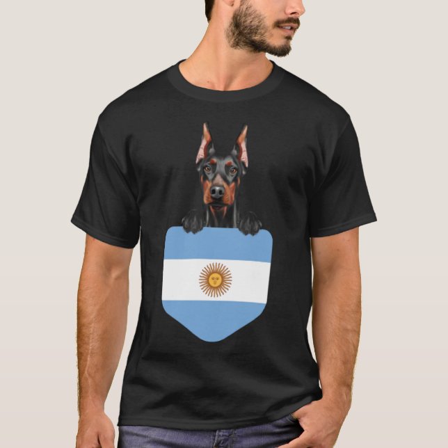 Camiseta Bandera Argentina Doberman Perro Pinscher En El Bo (Anverso)