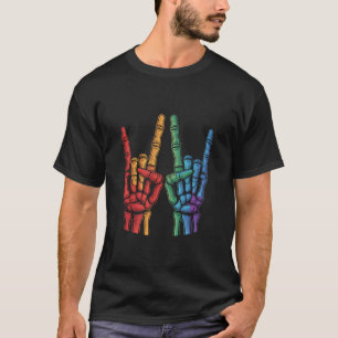 Camiseta Bandera de arcoíris LGBTQ Mano de roca esquelética
