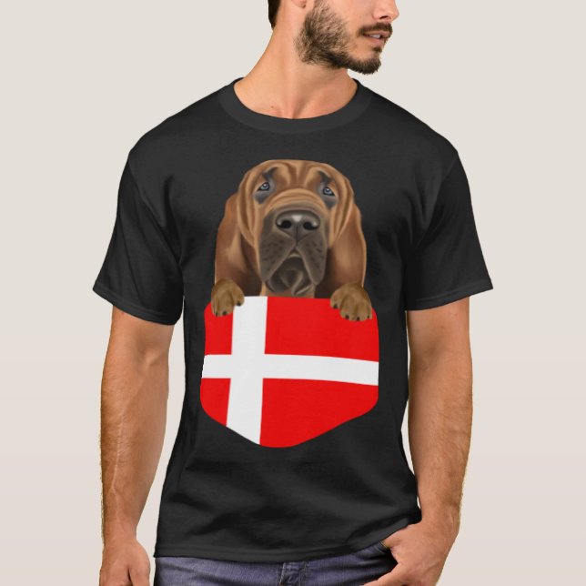 Camiseta Bandera de Dinamarca Perro Sabueso En Bolsillo (Anverso)