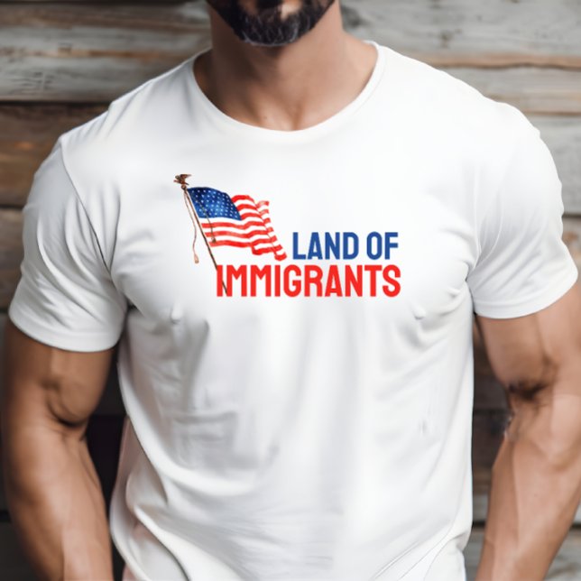 Camiseta Bandera de protesta contra la fusión de Trump cami (This T-shirt fearlessly confronts Donald Trump's immigration policies. Land of immigrants.)