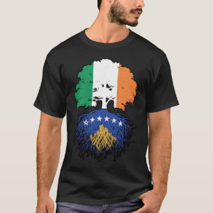 Camiseta Bandera de raíces de árboles kosovares irlandeses