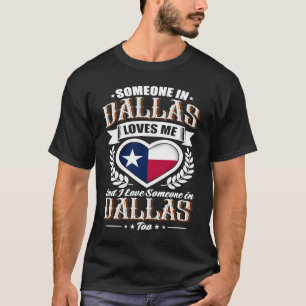 Camiseta Bandera de Texas Alguien en Dallas me ama